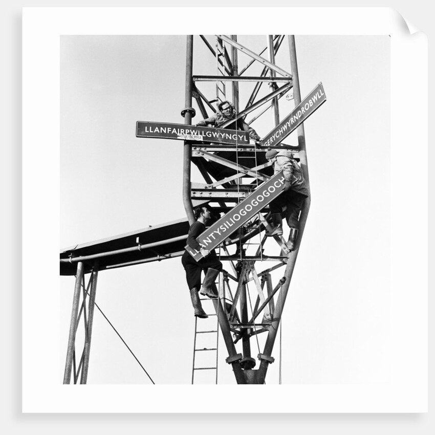 Llanfairpwllgwyngyllgogerychwyrndrobwllllantysiliogogogoch railway station 1964 by Ron Harding