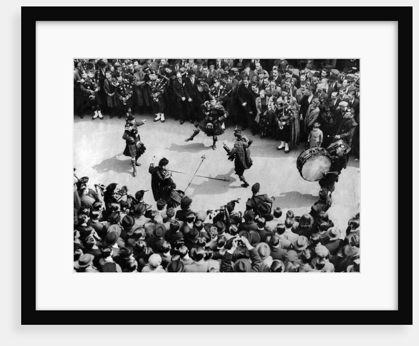 Highland dances in the city 1939 by Staff
