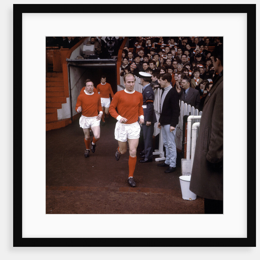 Bobby Charlton leads Manchester United team mates by MSI