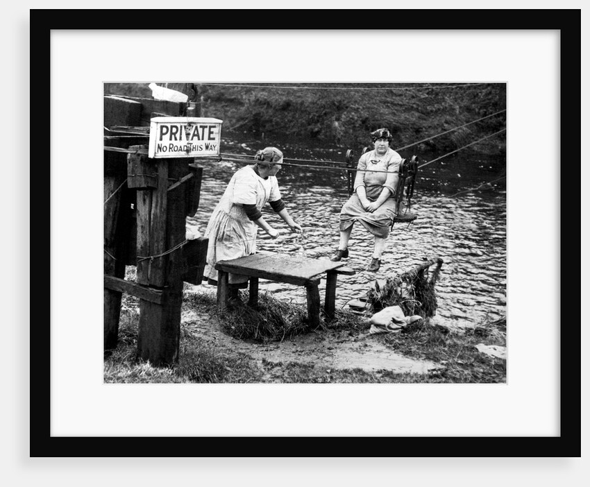 A trolley 'chair' being used by residents to cross the River Cart, Glasgow by Anonymous