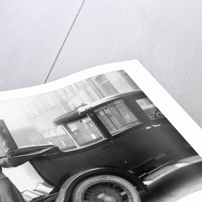 Chauffeur with a partly convertible Daimler by Unknown