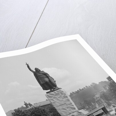 Bentley EXP3  in front of the statue of King Alfred, High Street, Winchester, Hampshire, c1920s by Bill Brunell