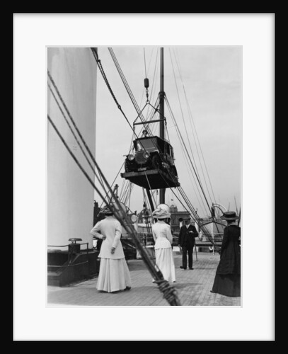 Shipping a car onto the 'Queen', 1909 by Unknown