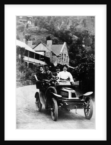A 1 cylinder De Dion car and passengers, 1904 by Unknown