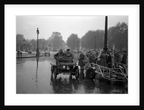 1904 Oldsmobile on the London to Brighton RAC Veteran Car Run of 1953 by Unknown