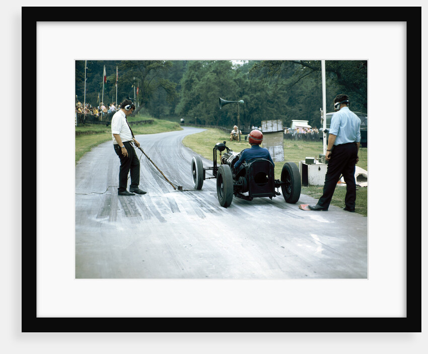 A veteran car at Prescott race track, Gloucestershire by Unknown