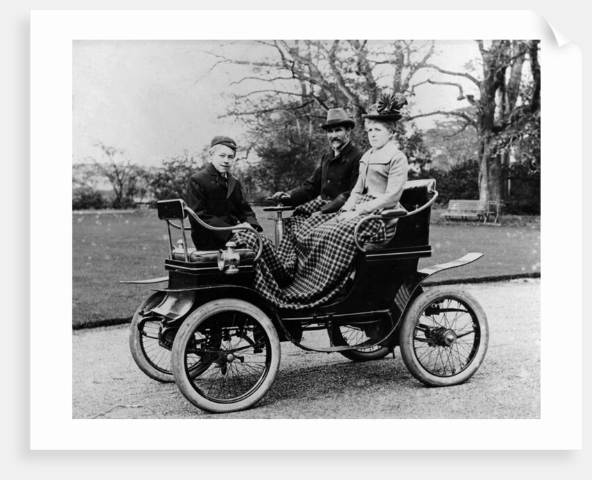 People in a De Dion Vis-a-Vis car, 1902 by Unknown