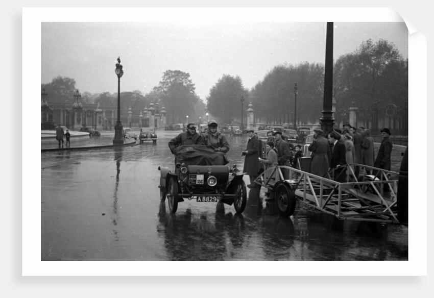1904 Oldsmobile on the London to Brighton RAC Veteran Car Run of 1953 by Unknown