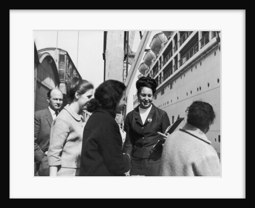Passengers for the 'Oronsay' at Tilbury by unknown