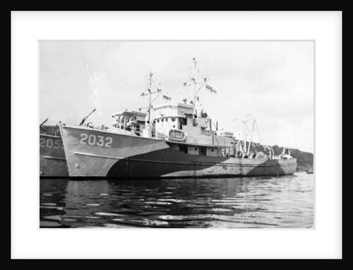 HMS 'BYMS' 2032 (1942) tied up alongside 'BYMS' 2055 by unknown
