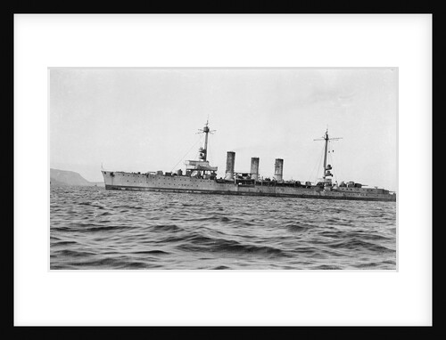 Light cruiser 'Karlsruhe' (Ge, 1916) at anchor in Scapa Flow with topmasts lowered, stern out of picture. by unknown