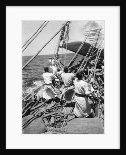 Kuwaiti crew handling a boom by Alan Villiers