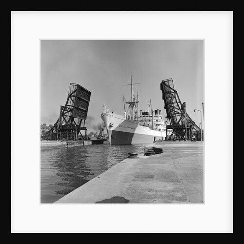 'City of Pretoria' entering dock by unknown