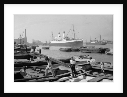 Deal porters unloading a lighter by unknown