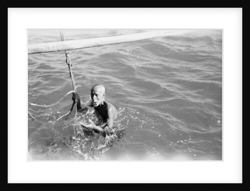 A Kuwaiti pearl diver draws breath between dives by Alan Villiers