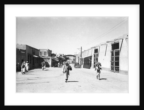 Kuwaiti street scene by Alan Villiers