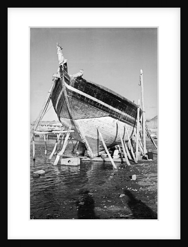 A zarook undertaking repairs on Ma'alla beach by Alan Villiers