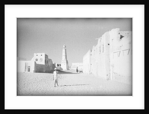 Street and mosque in Shihr, on the Hadhramaut coast by Alan Villiers