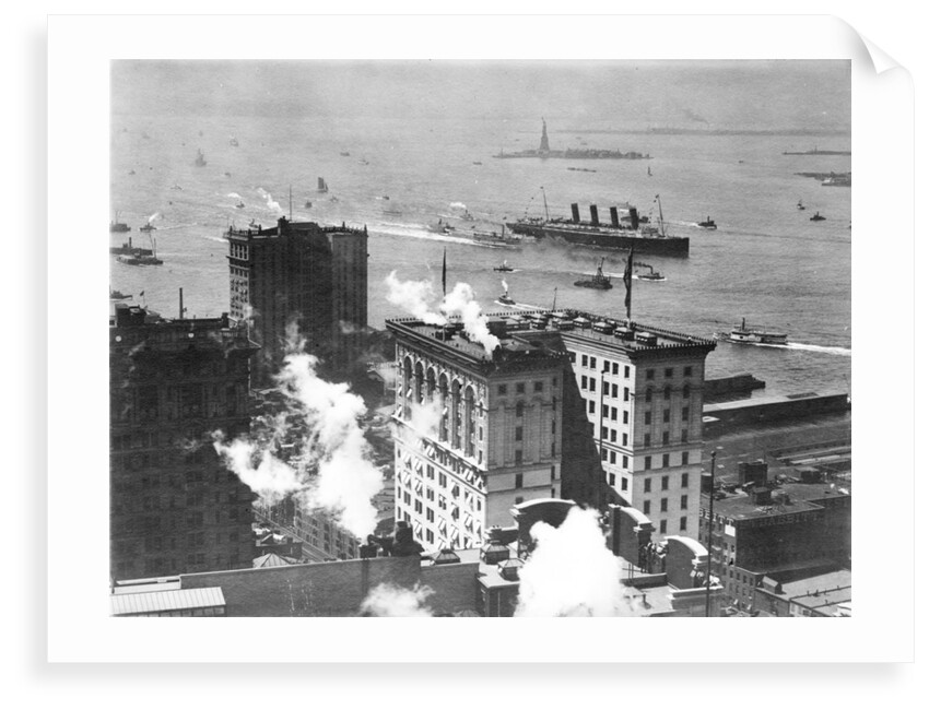 'Lusitania' (Br, 1907) entering New York harbour by unknown