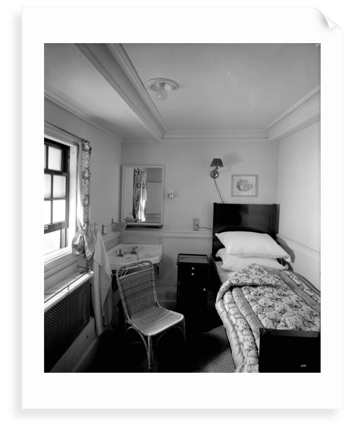First Class stateroom on the 'Aquitania' (1914) by Bedford Lemere & Co.