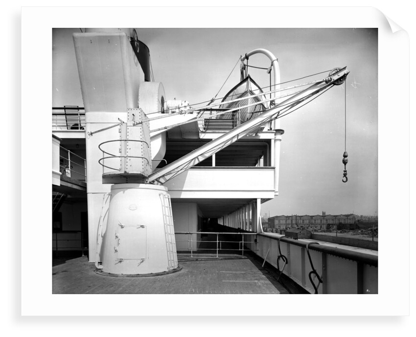 Electric deck crane on the 'Aquitania' (1914) by Bedford Lemere & Co.