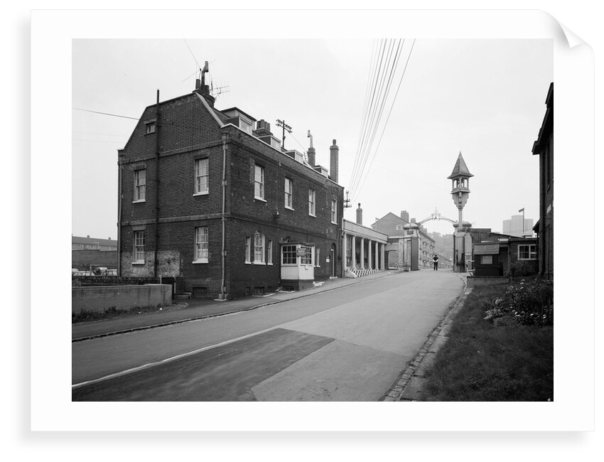 The gate and porter's lodge at the entrance to Woolwich Dockyard by unknown