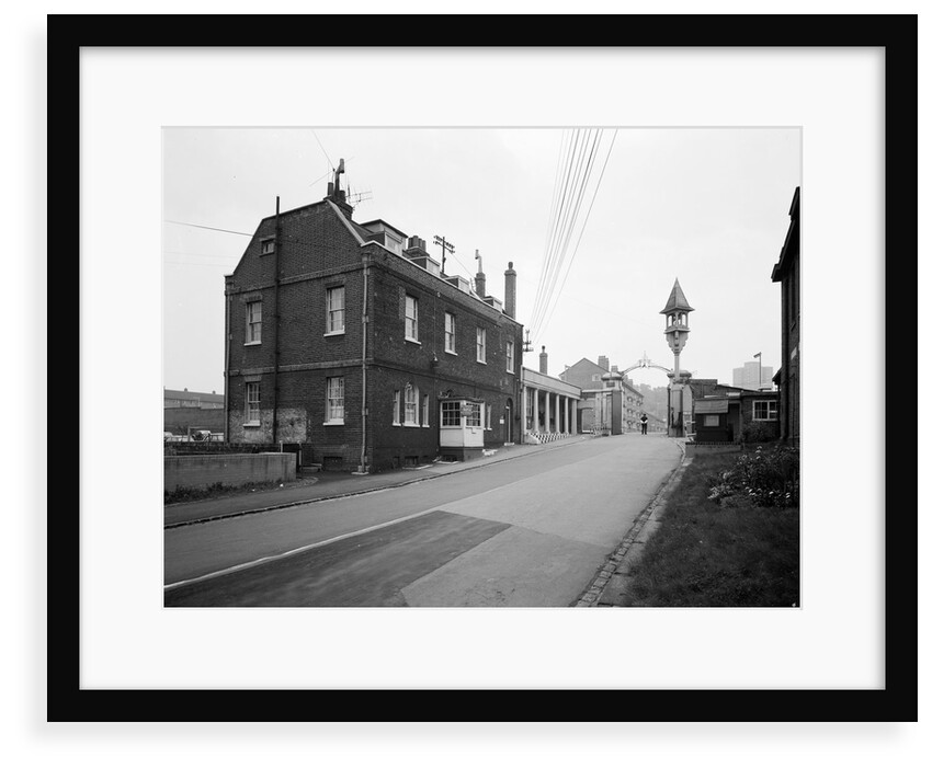 The gate and porter's lodge at the entrance to Woolwich Dockyard by unknown