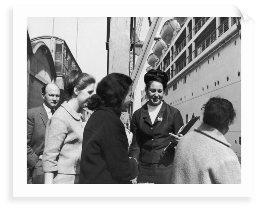 Passengers for the 'Oronsay' at Tilbury by unknown