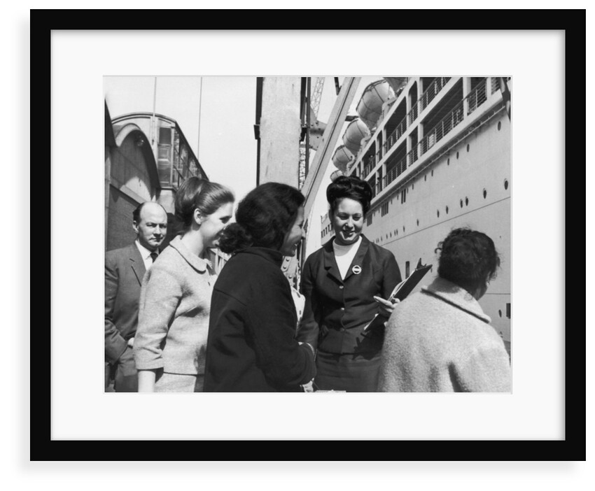 Passengers for the 'Oronsay' at Tilbury by unknown