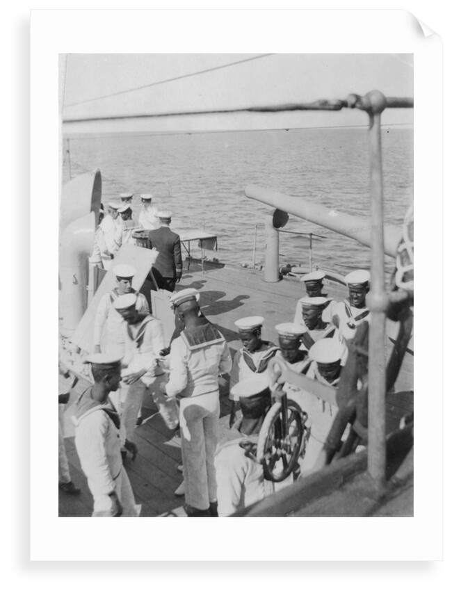 Somali crewmen on the quaterdeck of HMS 'Venus' in Singapore in 1916 by unknown