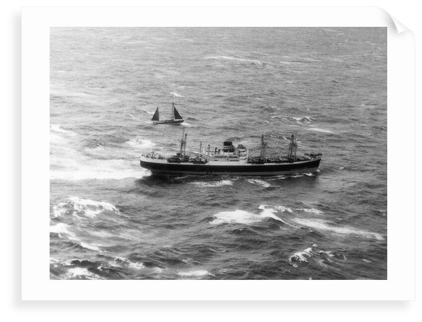 Photo number 6: Photograph of the rescue of the 'Moyana' by the 'Clan Maclean' by unknown