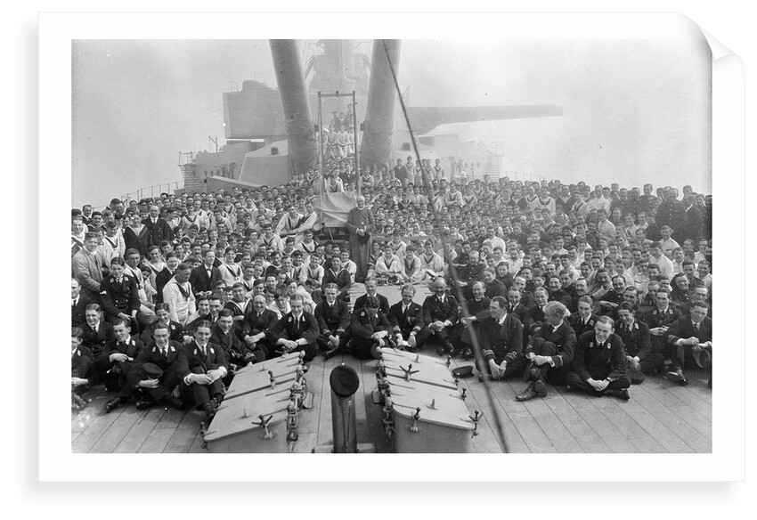 HMS 'Queen Elizabeth' (1913), crew gathered on the quarterdeck by unknown