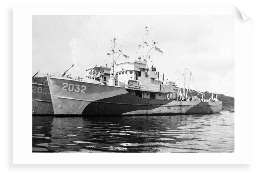 HMS 'BYMS' 2032 (1942) tied up alongside 'BYMS' 2055 by unknown