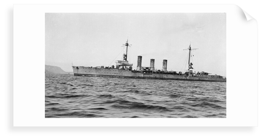 Light cruiser 'Karlsruhe' (Ge, 1916) at anchor in Scapa Flow with topmasts lowered, stern out of picture. by unknown