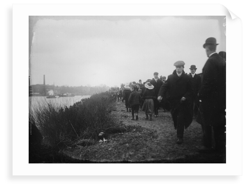 Spectators on the tow path on the south bank of the Thames near Hammersmith Bridge on Boat Race Day, 1907 by unknown