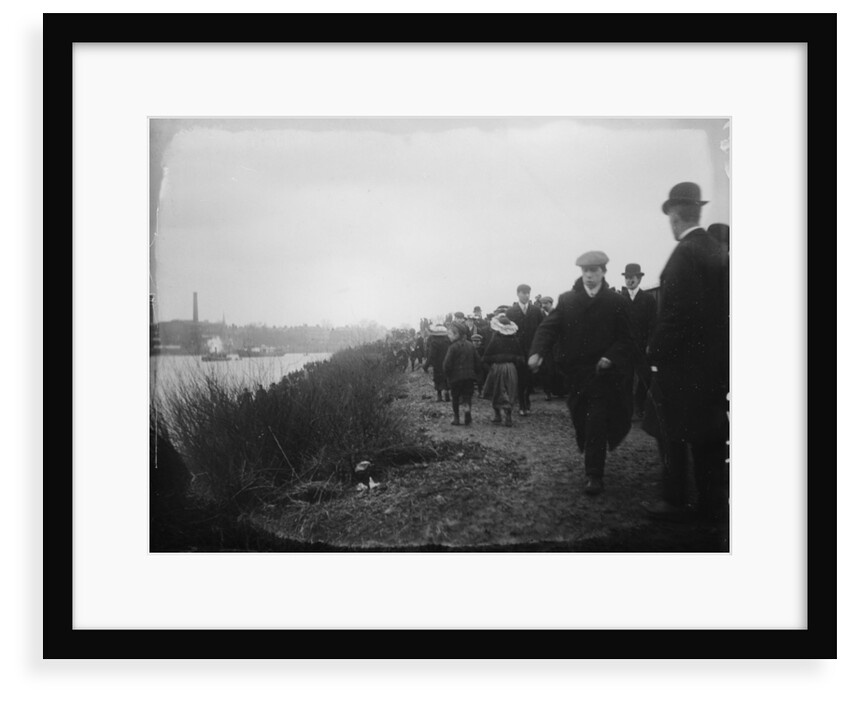Spectators on the tow path on the south bank of the Thames near Hammersmith Bridge on Boat Race Day, 1907 by unknown