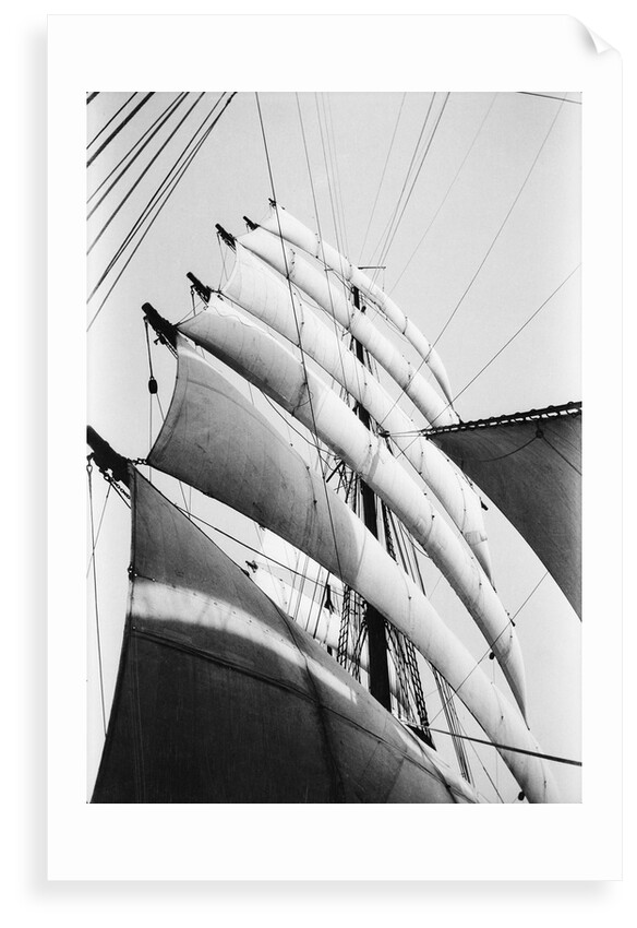 Under sail, all set and drawing by Alan Villiers