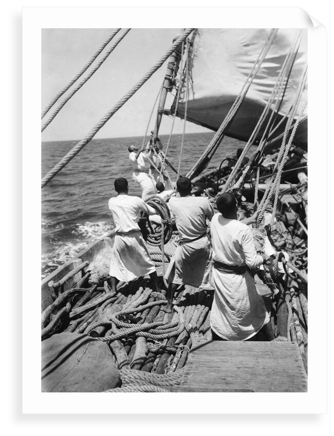 Kuwaiti crew handling a boom by Alan Villiers
