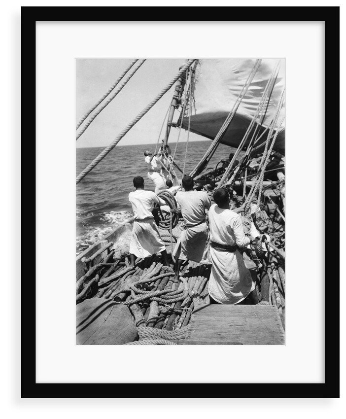 Kuwaiti crew handling a boom by Alan Villiers
