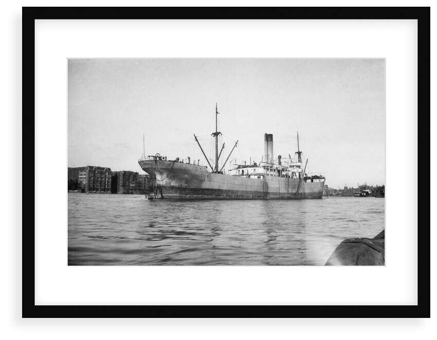 'Petworth' (Br, 1918), at anchor by unknown