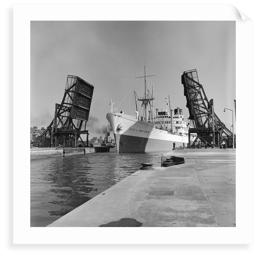 'City of Pretoria' entering dock by unknown