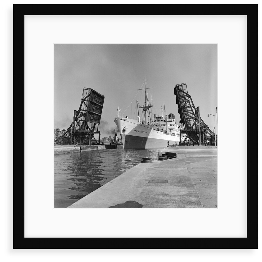 'City of Pretoria' entering dock by unknown