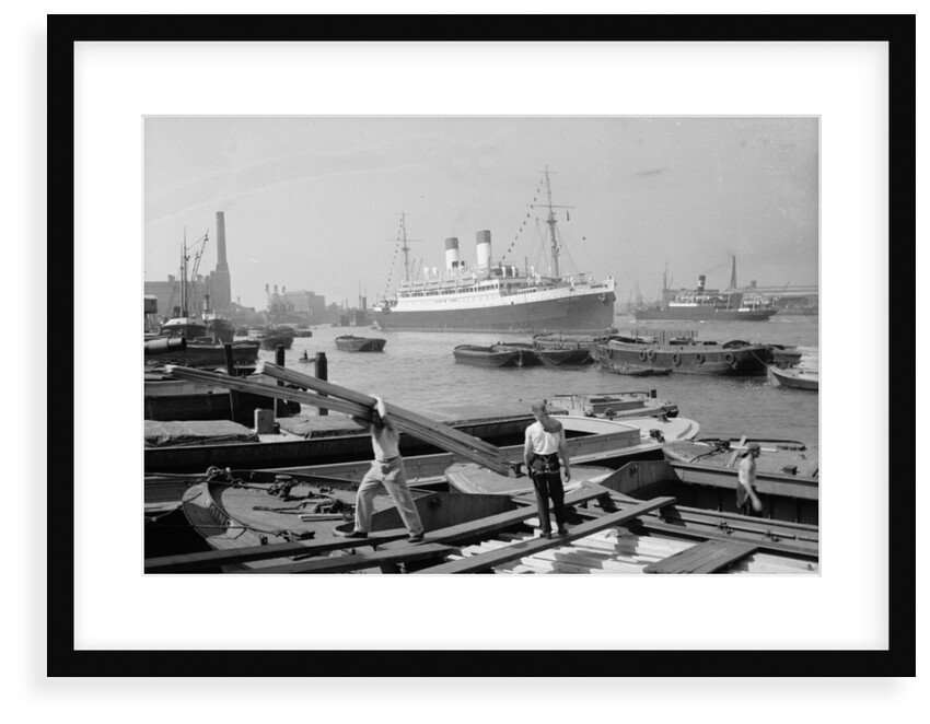 Deal porters unloading a lighter by unknown