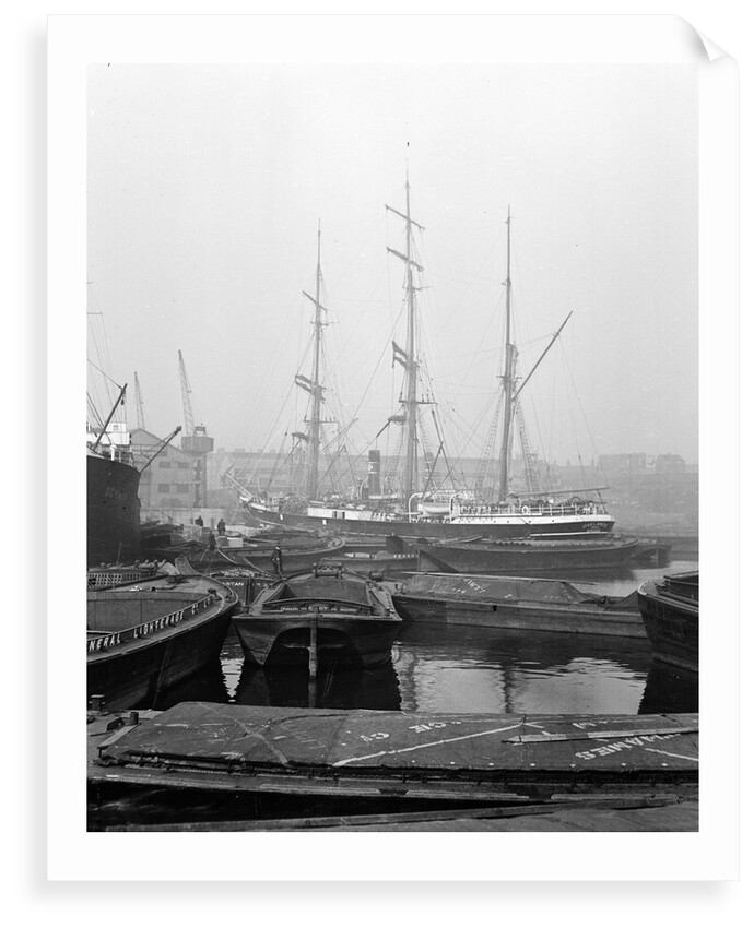 'Oakland' (Fi, 1876) 1933 in Regent's Canal Dock, with lighters in foreground by unknown