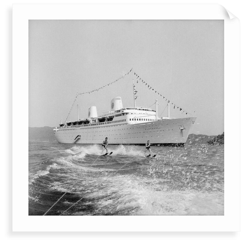 Waterskiers pass the 'Kungsholm' at Acapulco by Marine Photo Service