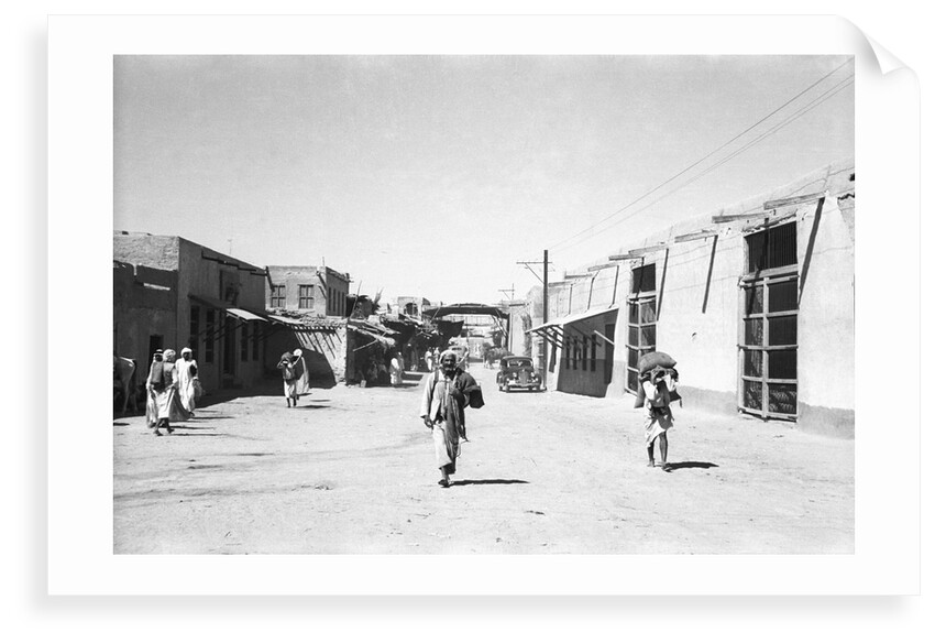 Kuwaiti street scene by Alan Villiers