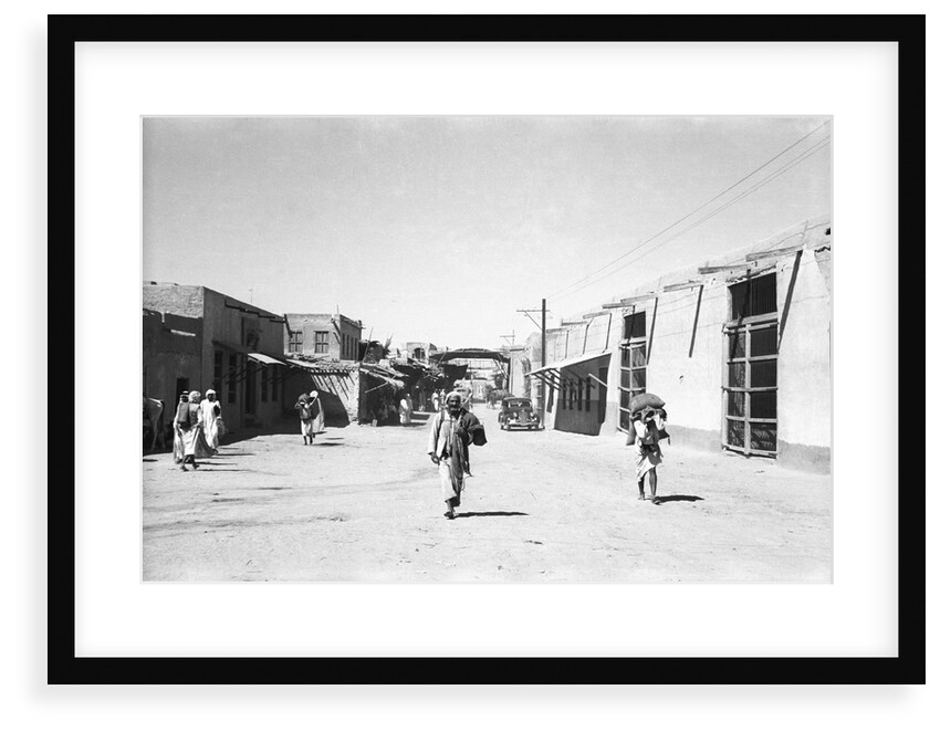 Kuwaiti street scene by Alan Villiers
