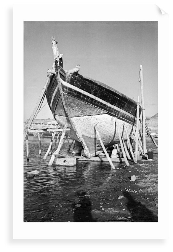 A zarook undertaking repairs on Ma'alla beach by Alan Villiers