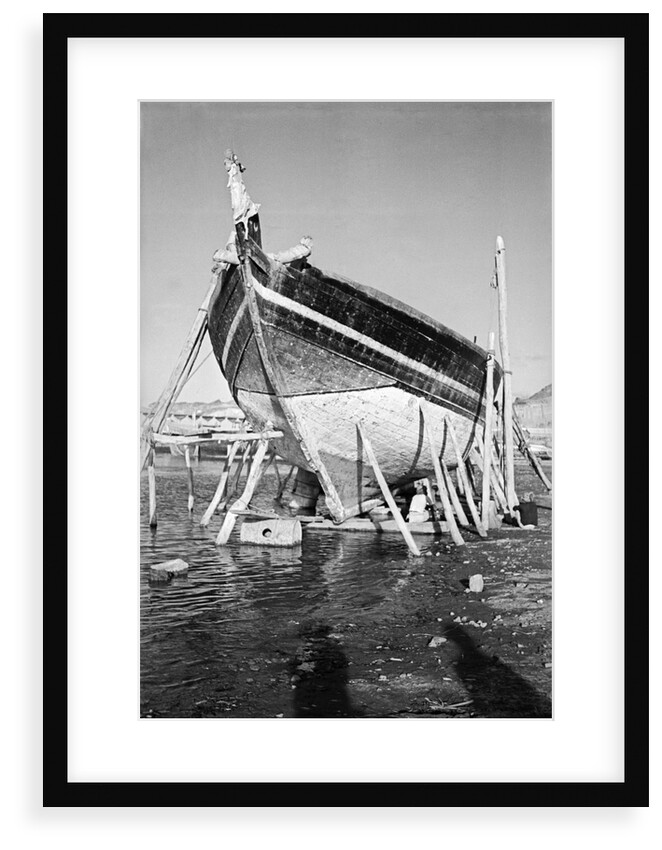 A zarook undertaking repairs on Ma'alla beach by Alan Villiers