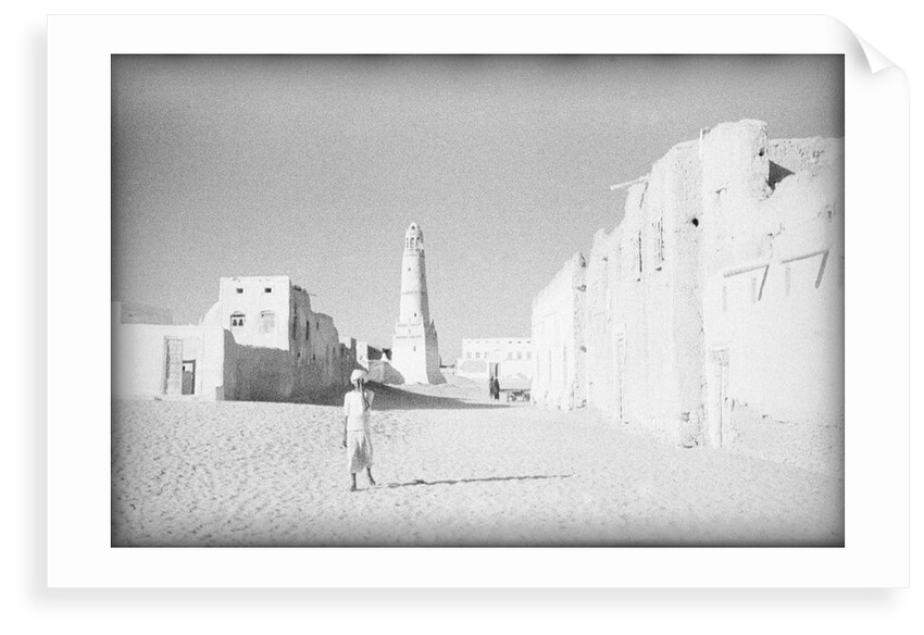 Street and mosque in Shihr, on the Hadhramaut coast by Alan Villiers